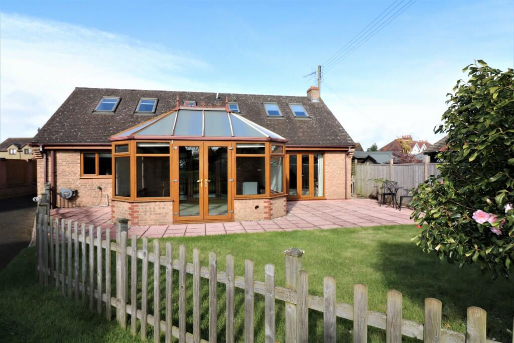 4 bedroom detached bungalow for sale in Field Barn Lane, Cropthorne. WR10