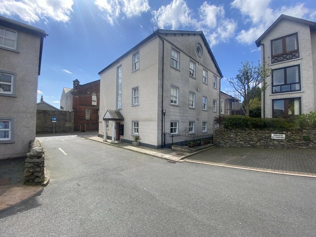 2 bedroom ground floor flat for sale in Well Head, Fountain Street