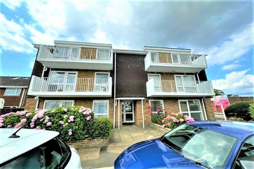 1 bedroom flat for sale in Warnham Court, Chester Avenue, Lancing, BN15