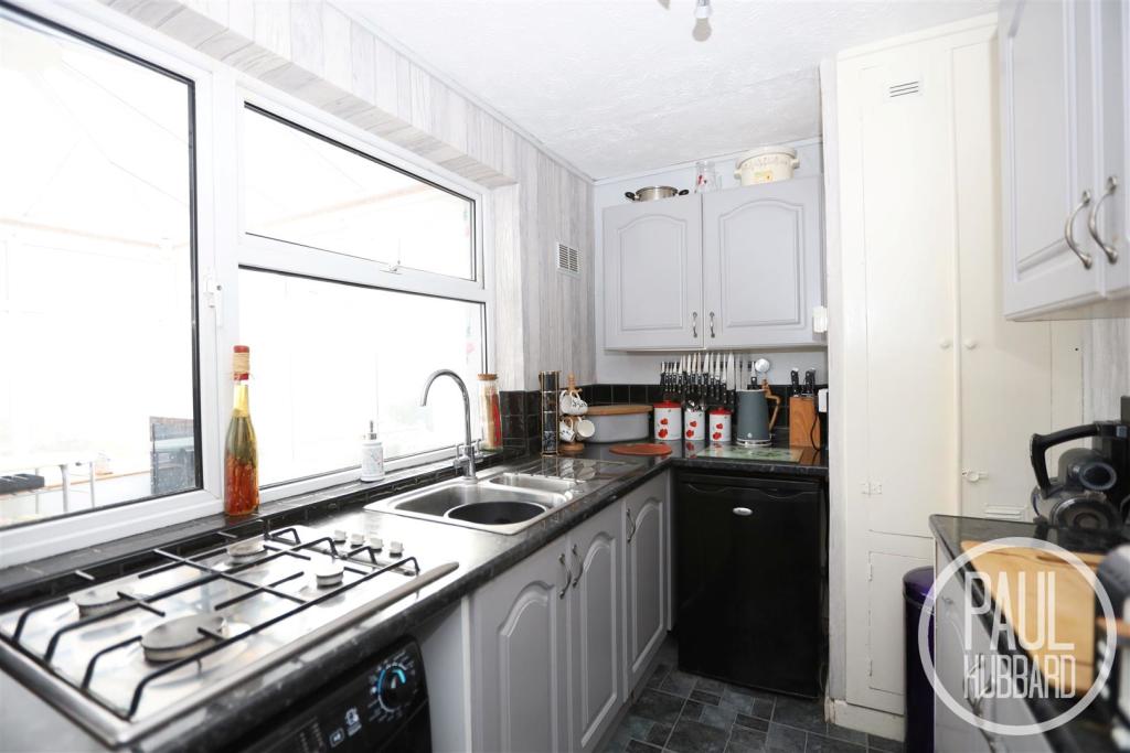 2 bedroom semidetached bungalow for sale in Chestnut Avenue, Lowestoft