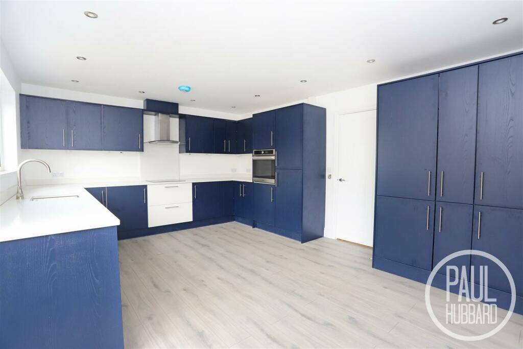 4 bedroom detached bungalow for sale in Yarmouth Road, CaisterOnSea, NR30