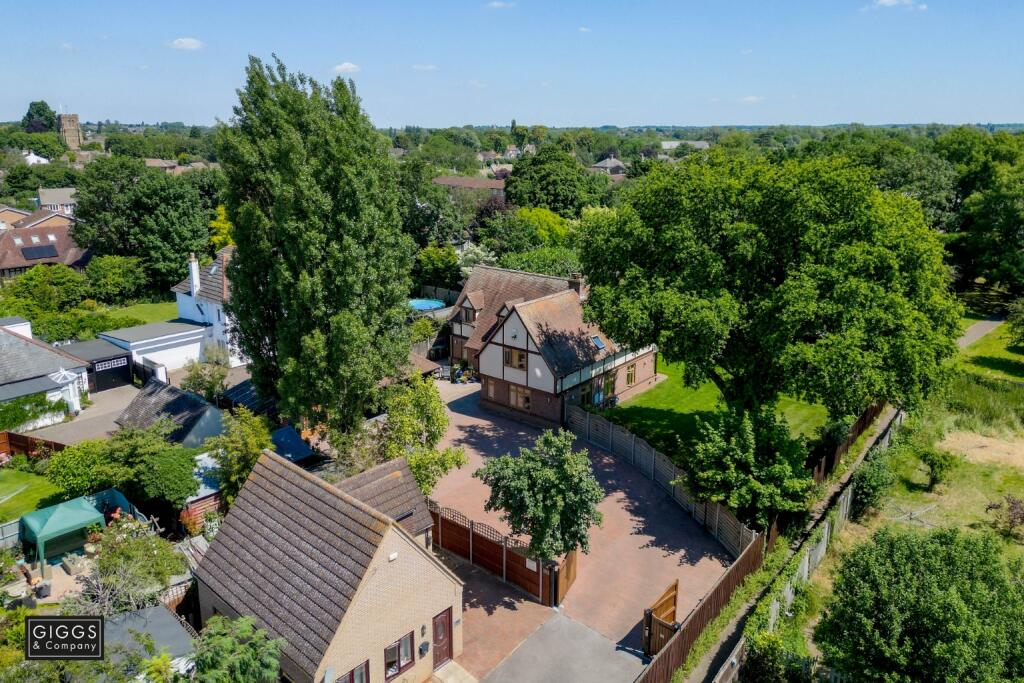 5 bedroom detached house for sale in Great North Road, Eaton Socon, St