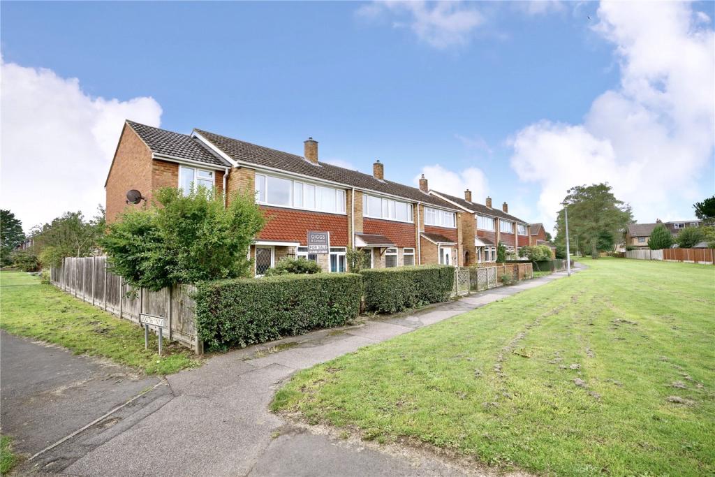 4 bedroom end of terrace house for sale in Booth Way, Little Paxton, St