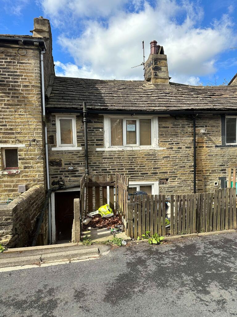 Main image of property: Roper Green, Halifax, HX2