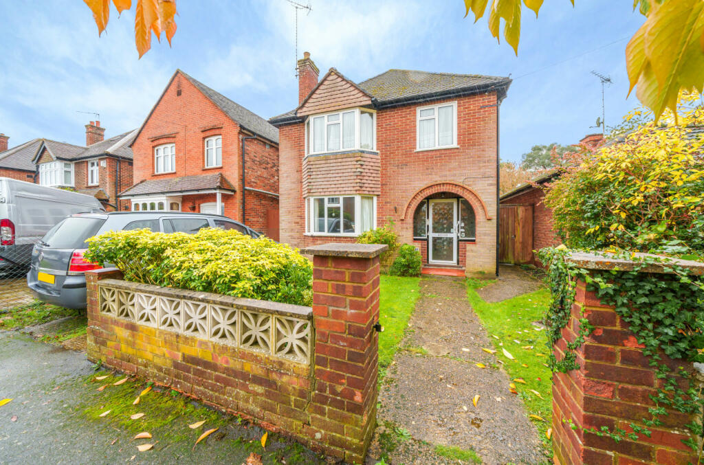 3 bedroom detached house for sale in Holyoake Avenue, Woking, Surrey, GU21