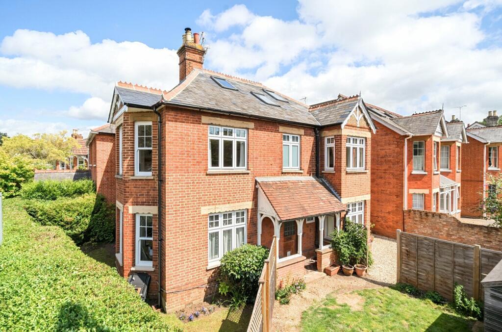 2 bedroom for sale in Chobham Road, Horsell, Surrey, GU21