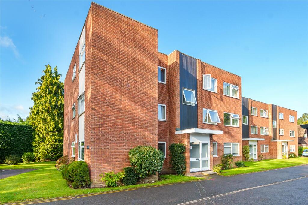 2 bedroom flat for sale in Alwyne Court, Horsell, Woking, Surrey, GU21