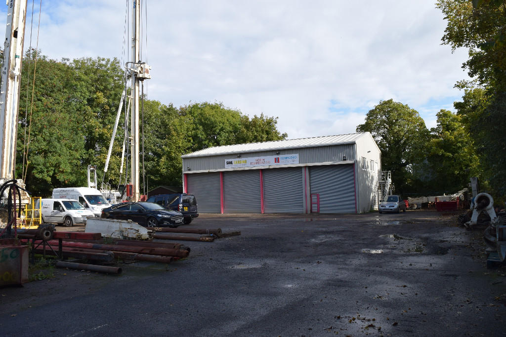 Light industrial facility for rent in East Road, Oundle. PE8 4BZ, PE8