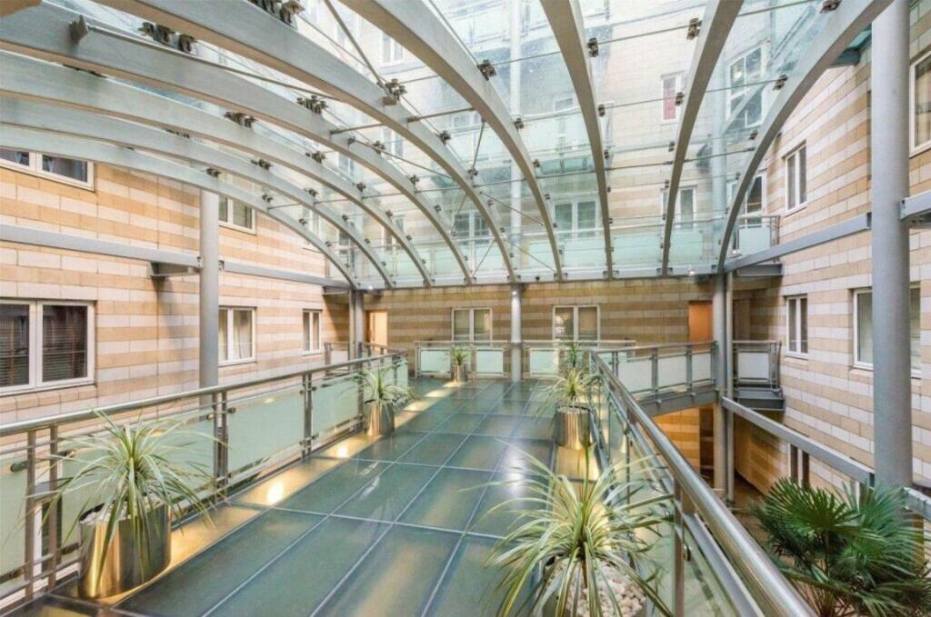 2 bedroom flat for rent in Clarendon Court, Maida Vale, London, W9