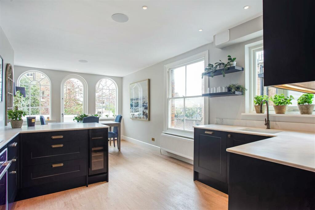 2 bedroom apartment for sale in Albert Bridge Road, Battersea SW11
