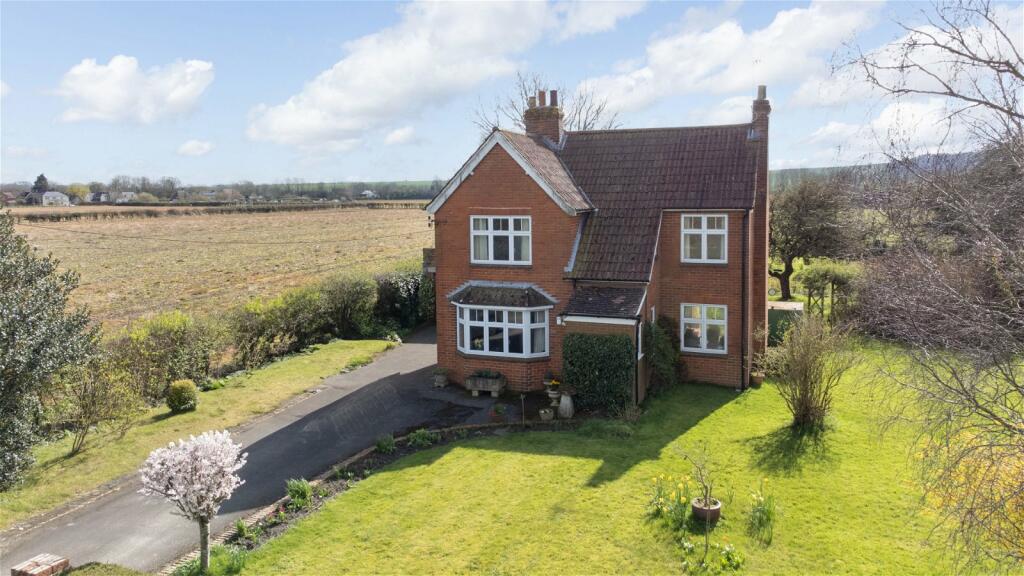3 bedroom detached house for sale in Coate, Devizes, Wiltshire, SN10