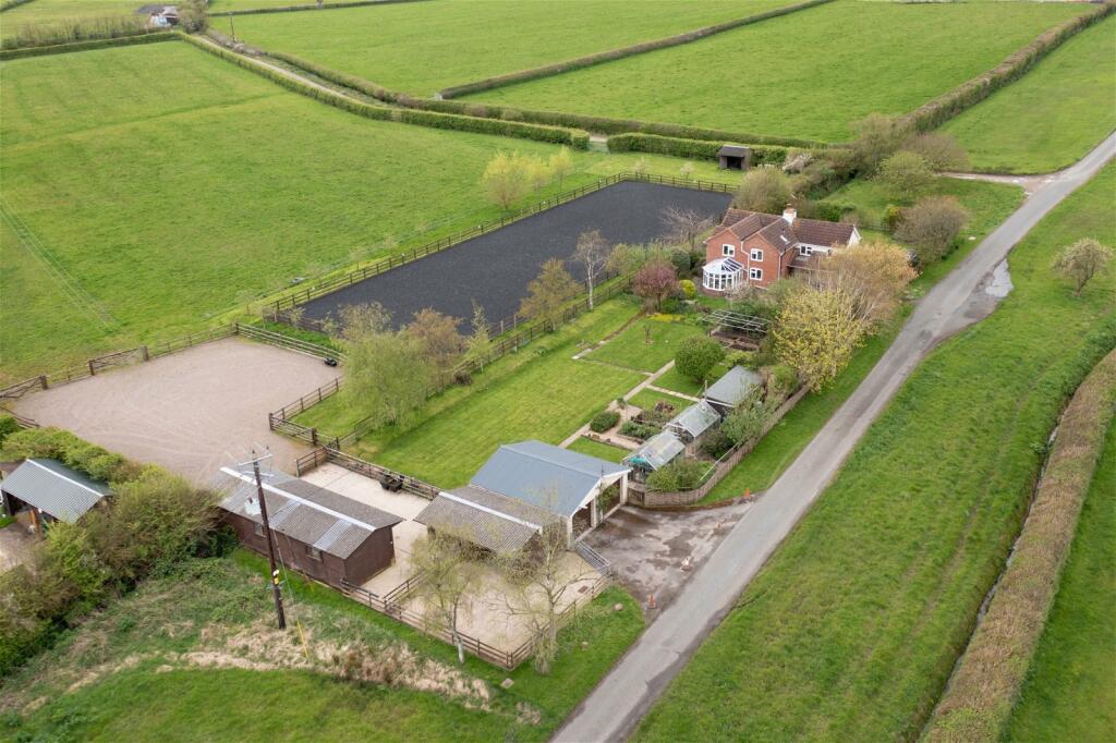 3 bedroom detached house for sale in Rowde, Devizes, Wiltshire, SN10