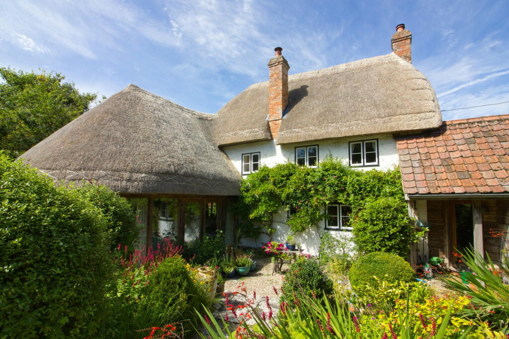 3 bedroom cottage for sale in Urchfont, Devizes, Wiltshire, SN10 4SB, SN10