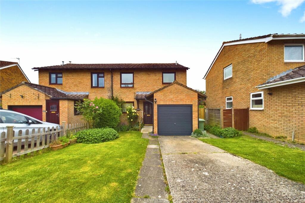 3 bedroom semidetached house for rent in Minstead Close, Tadley