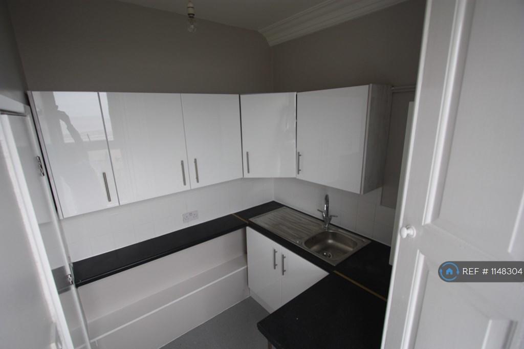 Studio flat for rent in Drive, Wirral, CH45