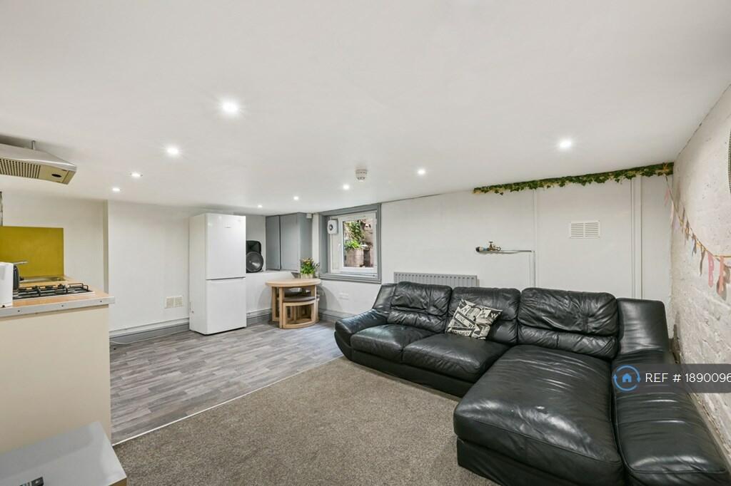 Terraced to rent on Garstang Road, Preston, PR1