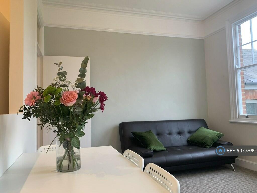 2 bedroom flat for rent in Bromley Road, London, SE6