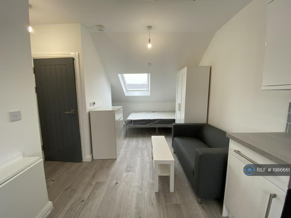 Studio flat for rent in Woodville Road, Cardiff, CF24
