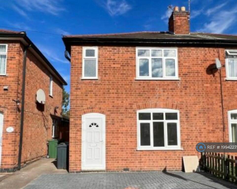 3 bedroom semi-detached house for rent in Lawn Avenue, Leicester, LE4