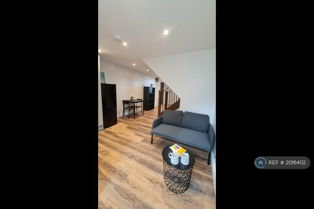 2 bedroom flat for rent in Portland Street, Huddersfield, HD1