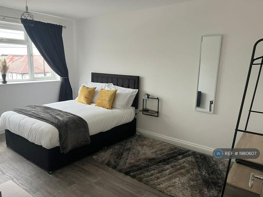 2 bedroom flat for rent in Hever Road, West Kingsdown, Sevenoaks, TN15