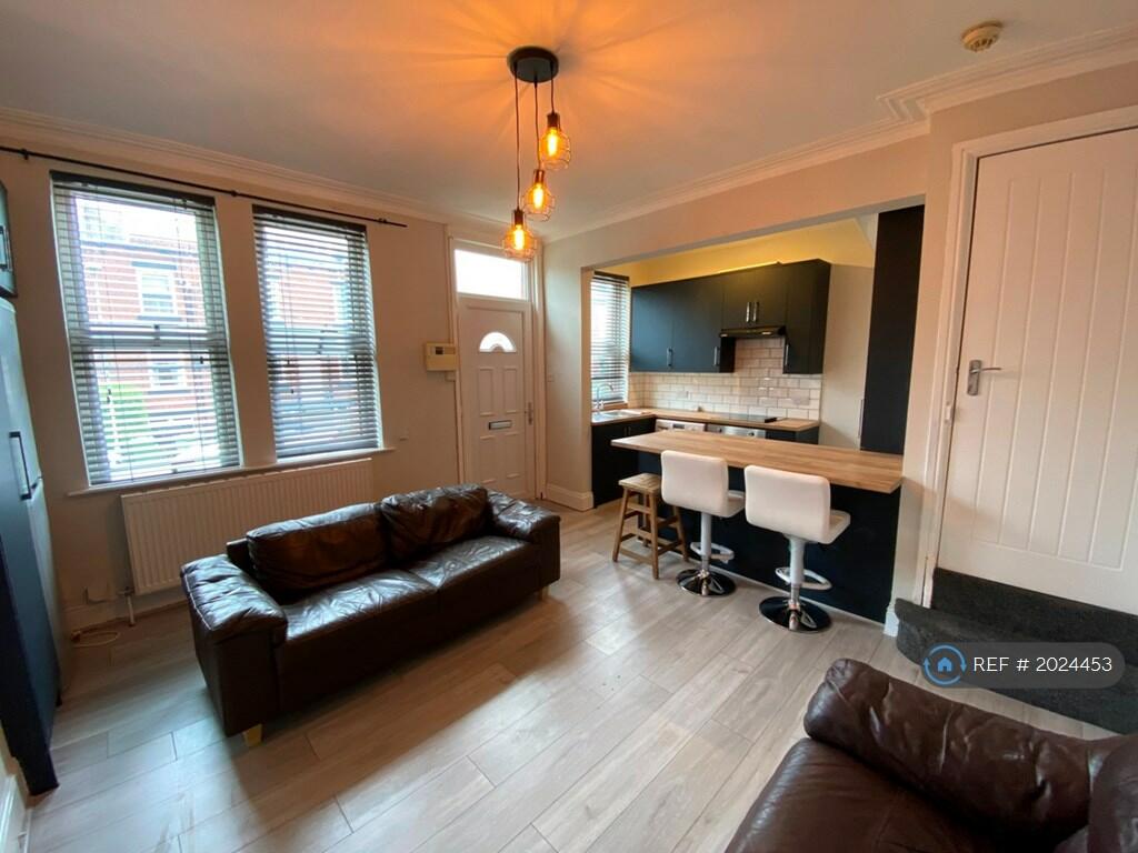 4 bedroom end of terrace house for rent in Graham Street, Leeds, LS4