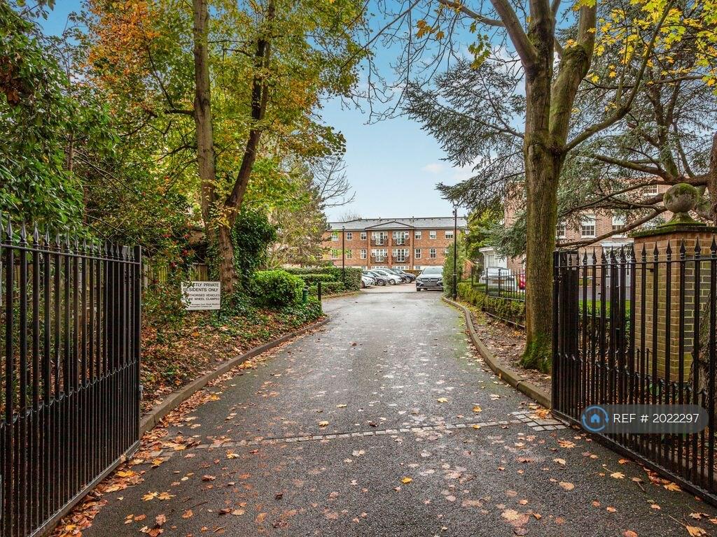 2 bedroom flat for rent in Rectory Court, London, E18