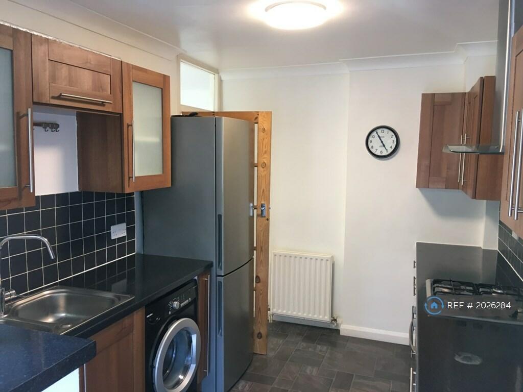 2 bedroom flat for rent in Amblecote Road, London, SE12