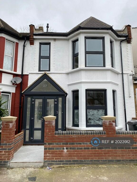4 bedroom semi-detached house for rent in Matlock Road, London, E10