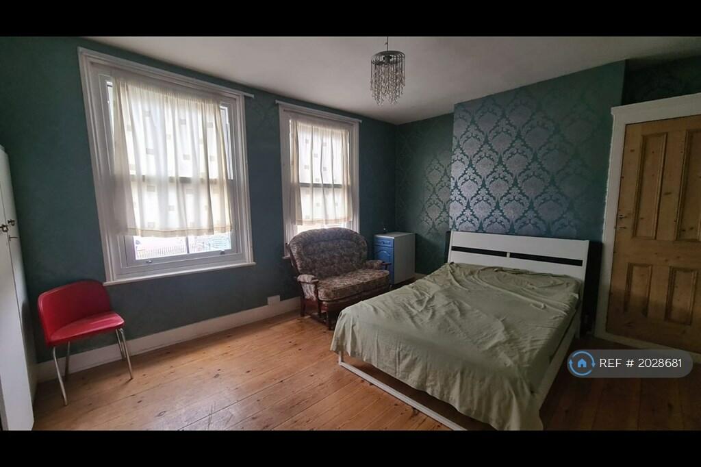 2 bedroom flat for rent in Station Road, Herne Bay, CT6
