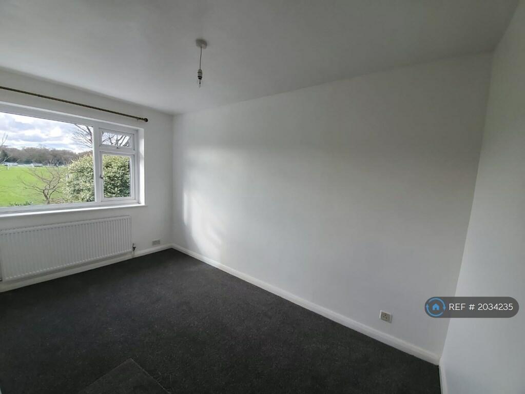 3 bedroom flat for rent in Coppice Way, London, E18