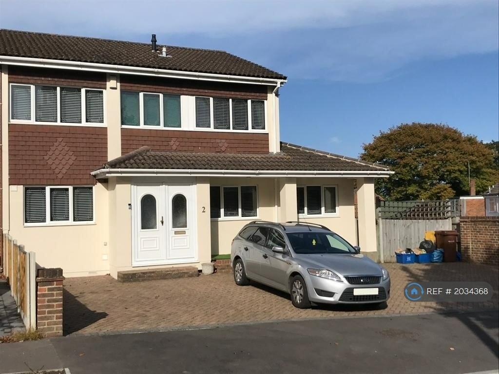4 bedroom semi-detached house for rent in Slade Close, Chatham, ME5