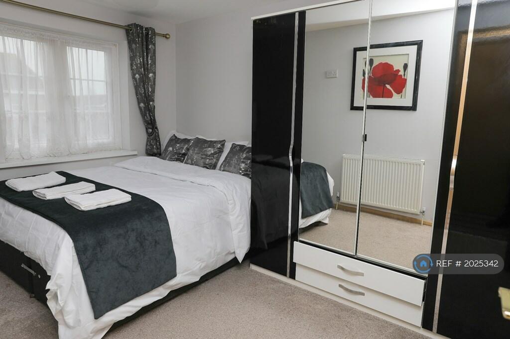 3 bedroom semi-detached house for rent in Waldstock Road, London, SE28