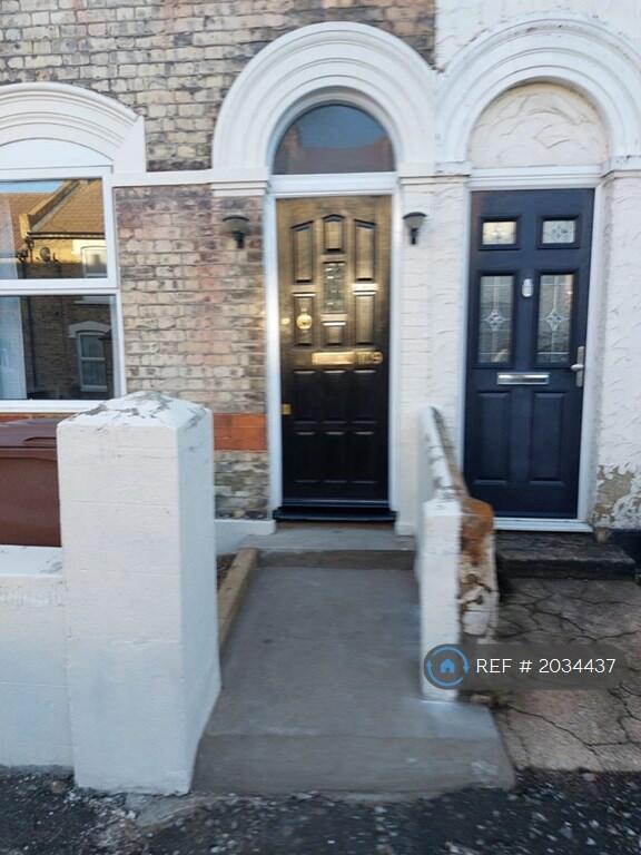 2 bedroom terraced house for rent in Kitchener Road, Rochester, ME2