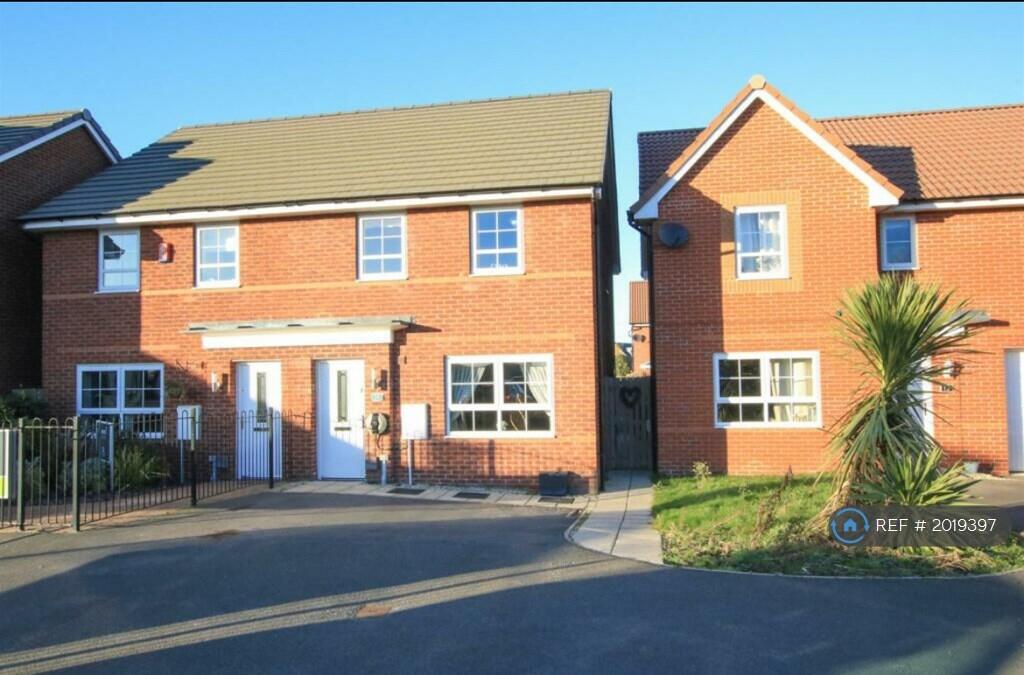3 bedroom semi-detached house for rent in Garland Road, New Rossington, Doncaster, DN11