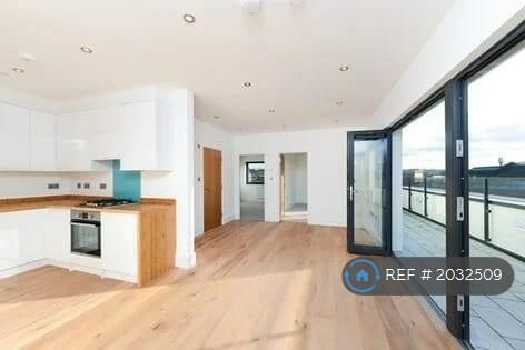 2 bedroom penthouse for rent in Coldharbour Lane, London, SW9