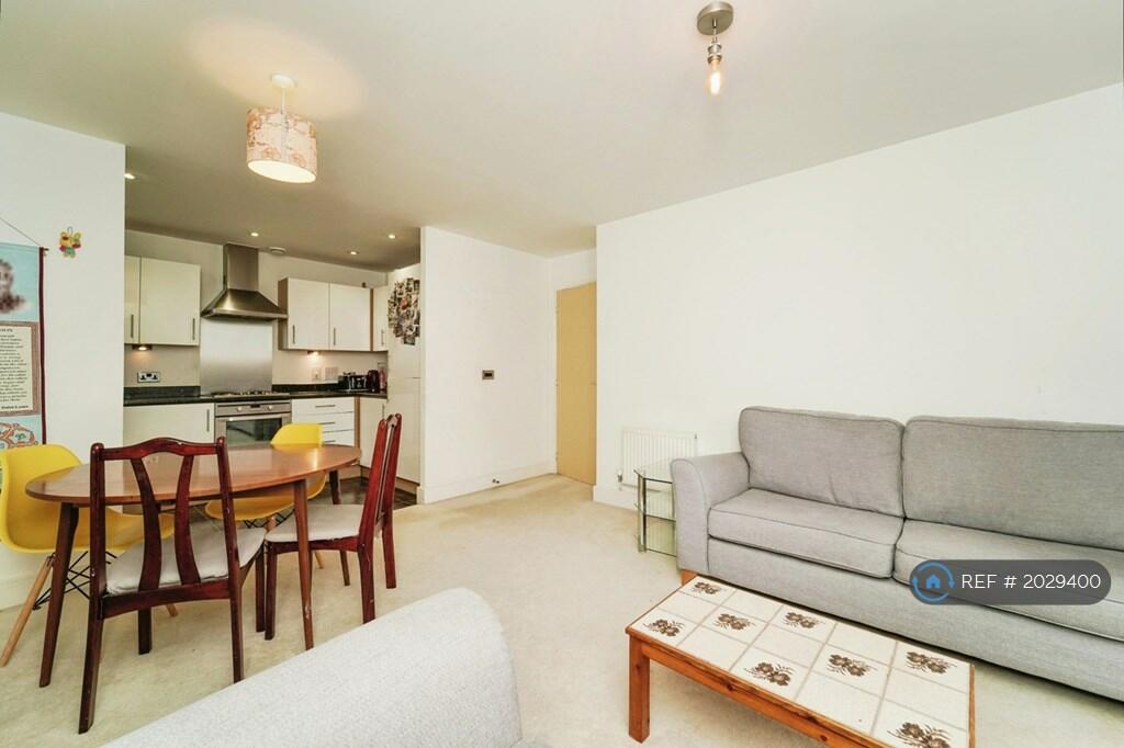 2 bedroom flat for rent in Wraysbury Drive, West Drayton, UB7