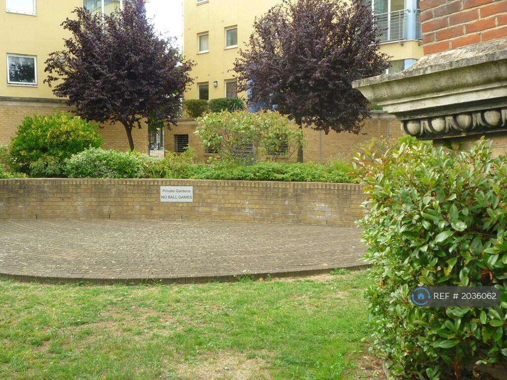 2 bedroom flat for rent in Premiere Place, London, E14