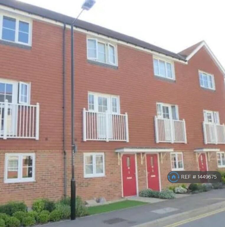 4 bedroom terraced house for rent in Hambrook Road, Snodland, ME6