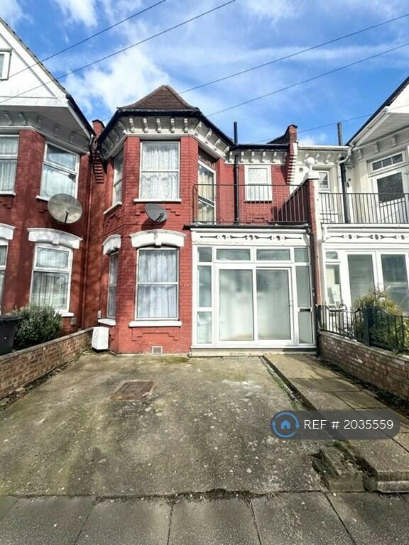 4 bedroom terraced house for rent in Melbourne Avenue, London, N13