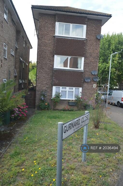 Studio flat for rent in Trout Road, West Drayton, UB7