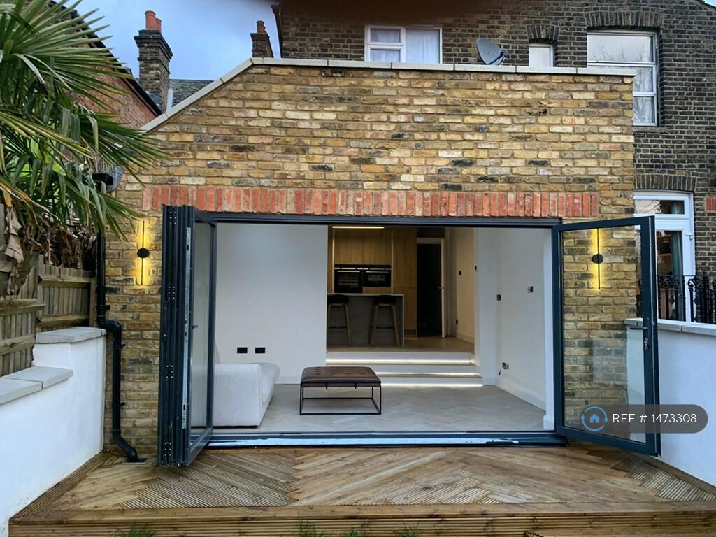 3 bedroom flat for rent in Bathurst Gardens, London, NW10