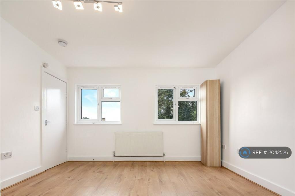 2 bedroom flat for rent in Downs Road, London, E5