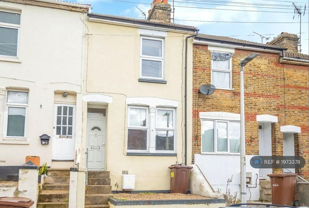 3 bedroom terraced house for rent in Gordon Road, Chatham, ME4