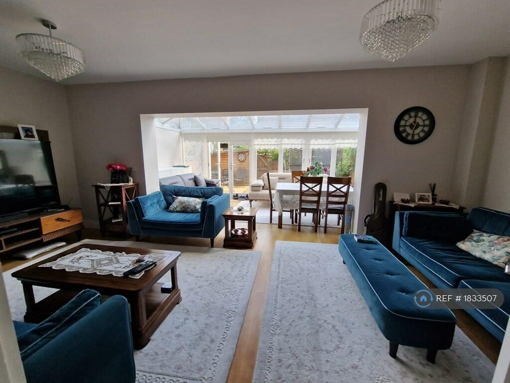 5 bedroom terraced house for rent in Kinsale Close, London, NW7