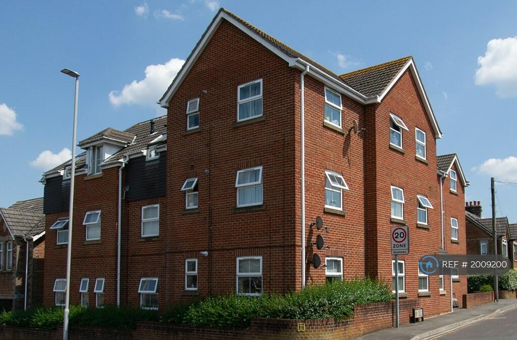 2 bedroom flat for rent in Sea View Road, Parkstone, Poole, BH12
