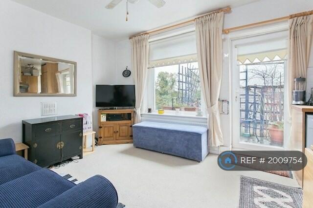 1 bedroom flat for rent in Shrubbery Road, London, SW16