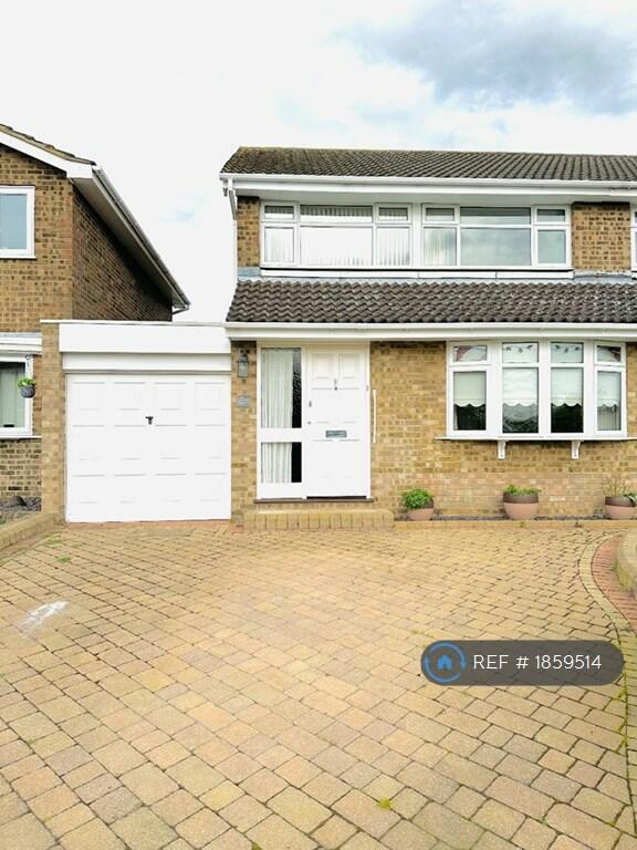 3 bedroom semi-detached house for rent in Downsway, Chelmsford, CM1