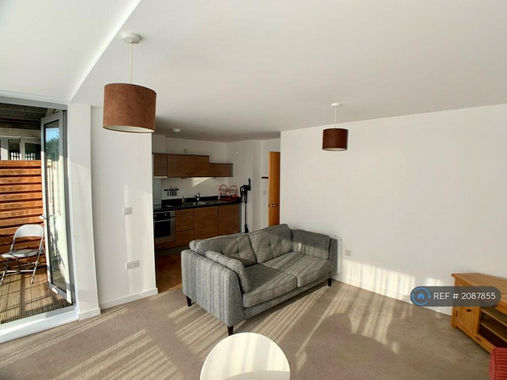 2 bedroom flat for rent in Cross Street, Portsmouth, PO1