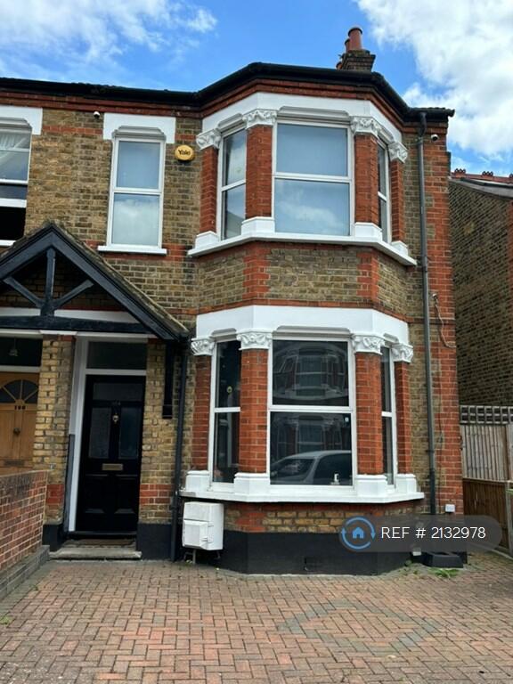 5 bedroom semi-detached house for rent in Oaklands Road, Hanwell/London, W7